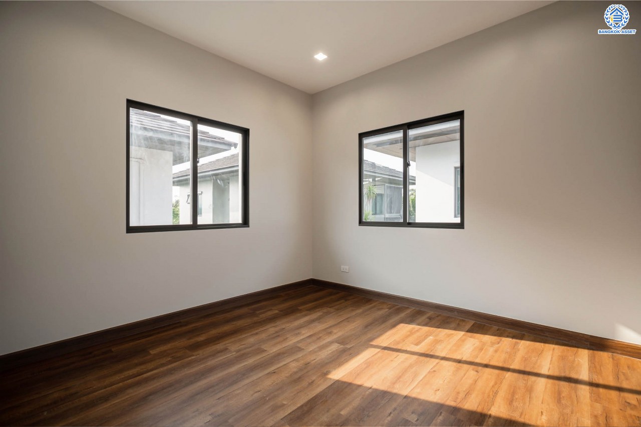 บ้านมือสองตกแต่งใหม่ จากแบรนด์ Sansiri โครงการ เศรษฐสิริ ชัยพฤกษ์-แจ้งวัฒนะ เนื้อที่ 53.3 ตร.ว. ฟังก์ชัน 3 ห้องนอน 3 ห้องน้ำ จอดรถได้ 2 คัน พร้อม Facilities ครบครัน! บนทำเลโซนเมือง เชื่อมต่อทุกการเดินทาง ใกล้เซ็นทรัลแจ้งวัฒนะ, เมืองทองธานี, ทางด่วน "ศรีรัช" และรถไฟฟ้าสายสีชมพู "สถานีปากเกร็ด"...